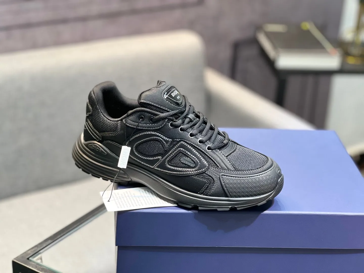 Men's shoes 💰600 high version joint model 🍸 Dior Dior The Island co-branded B30 sneakers follow the trend of the retro market and are Dad Shoes style shoes. The Dior logo on the tongue also indicates that this pair of shoes is the B30 model! B30 uses fine-textured leather and mesh cloth materials to form a shoe body. There are conspicuous letters CD on both sides of the shoe body to indicate the identity. Many lines on the shoe body outline the details, making the shoes look less monotonous and full of retro flavor. ♺ Upper: Original customized technical fabric + mesh ♺ Inner lining: Original customized breathable lining ♺ Outsole: Original molded IP foam + TPU outsole ♺ Heel height: 3.5cm ♺Code number: 39-44 (45 46 customized)